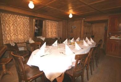 Отель Gasthaus Zum Weissen Kreuz Самедан Экстерьер фото